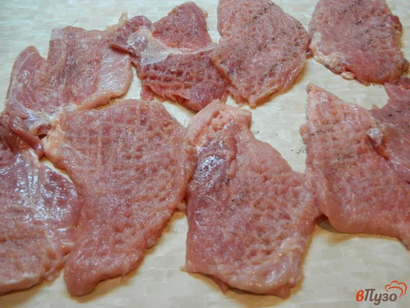 Фото приготовление рецепта: Отбивные из свинины с помидором и сыром в духовке шаг №2
