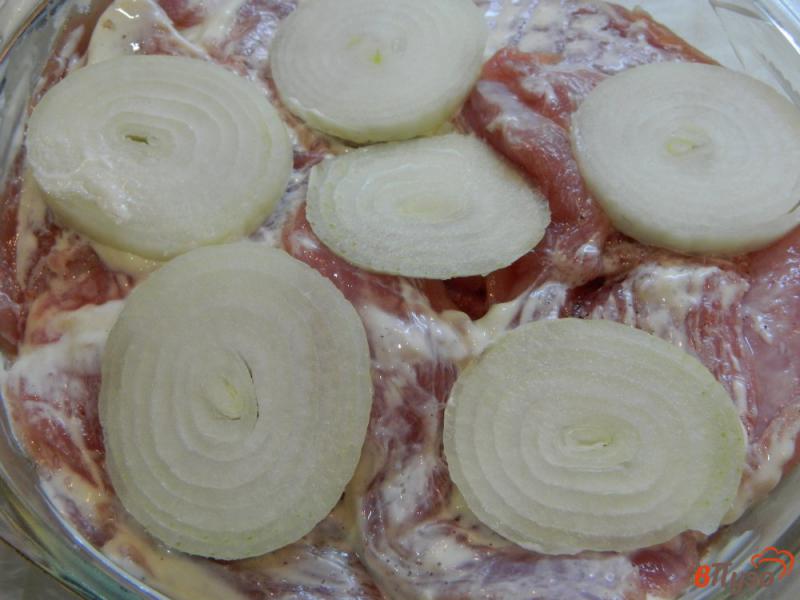 Фото приготовление рецепта: Отбивные из свинины с помидором и сыром в духовке шаг №3