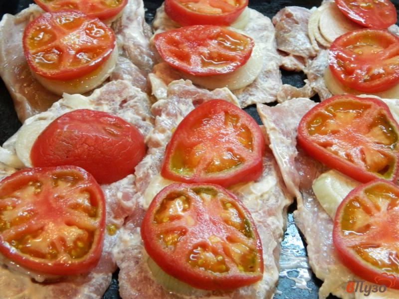 Фото приготовление рецепта: Отбивные из свинины с помидором и сыром в духовке шаг №4