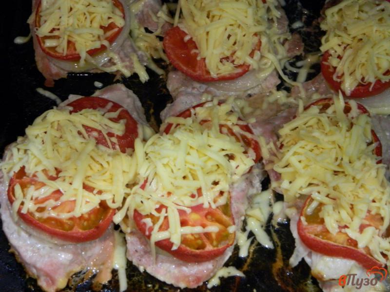 Фото приготовление рецепта: Отбивные из свинины с помидором и сыром в духовке шаг №5