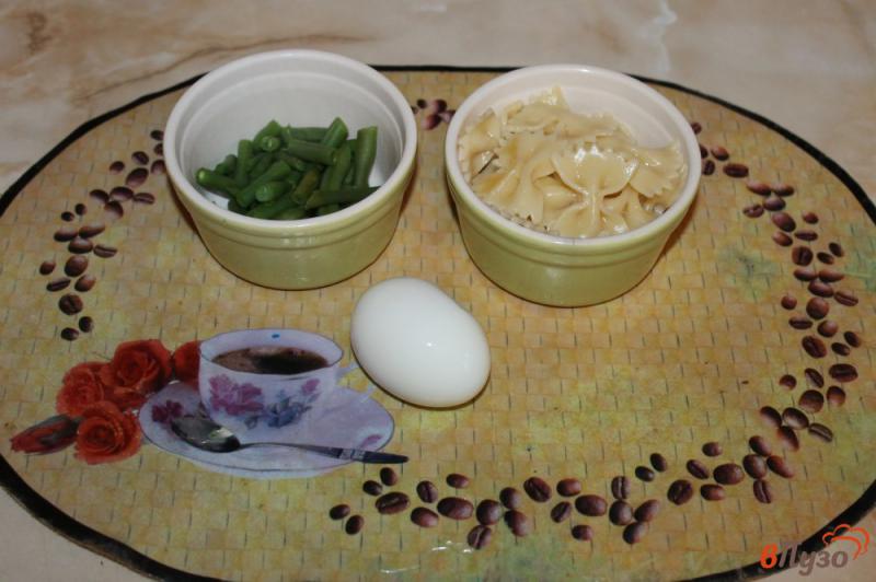 Фото приготовление рецепта: Салат с фарфалле яйцом и копченой куриной грудкой шаг №1
