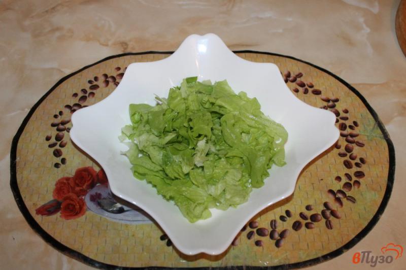 Фото приготовление рецепта: Салат с фарфалле яйцом и копченой куриной грудкой шаг №2