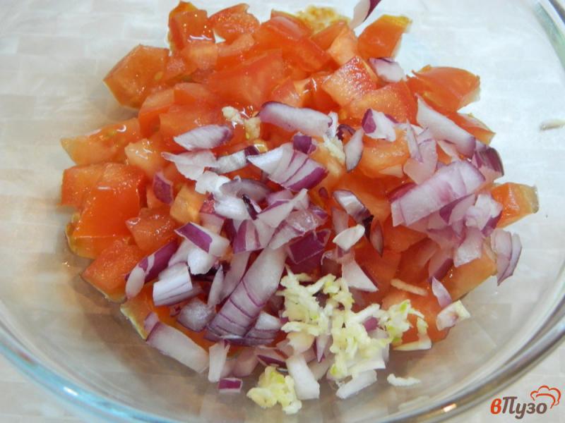 Фото приготовление рецепта: Брускетта с помидорами, луком и сыром фета шаг №2