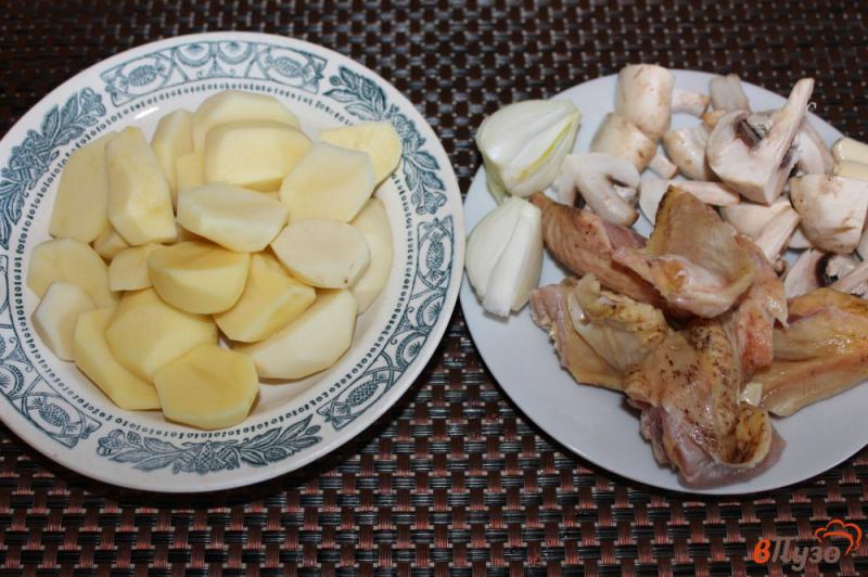 Фото приготовление рецепта: Куриные крылья с грибами и картофелем в рукаве шаг №1