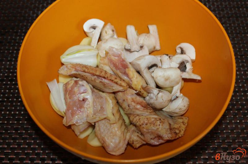 Фото приготовление рецепта: Куриные крылья с грибами и картофелем в рукаве шаг №2