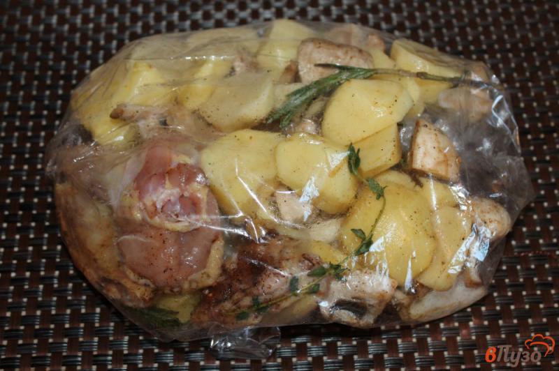 Фото приготовление рецепта: Куриные крылья с грибами и картофелем в рукаве шаг №4
