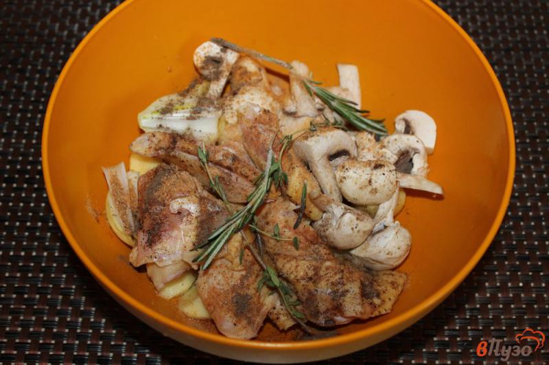 Фото приготовление рецепта: Куриные крылья с грибами и картофелем в рукаве шаг №3