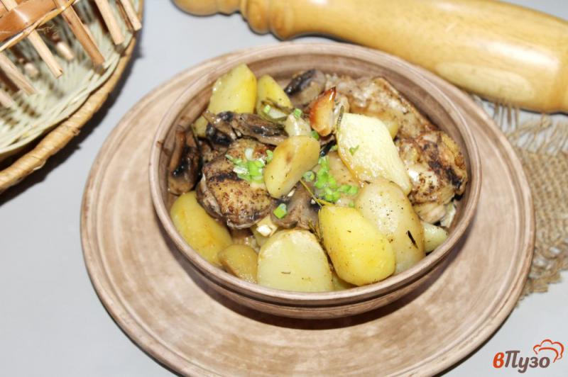 Фото приготовление рецепта: Куриные крылья с грибами и картофелем в рукаве шаг №5