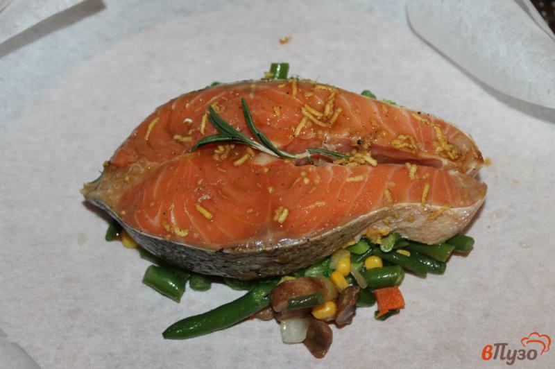 Фото приготовление рецепта: Запеченный стейк лосося в соево - имбирном маринаде с овощами шаг №6