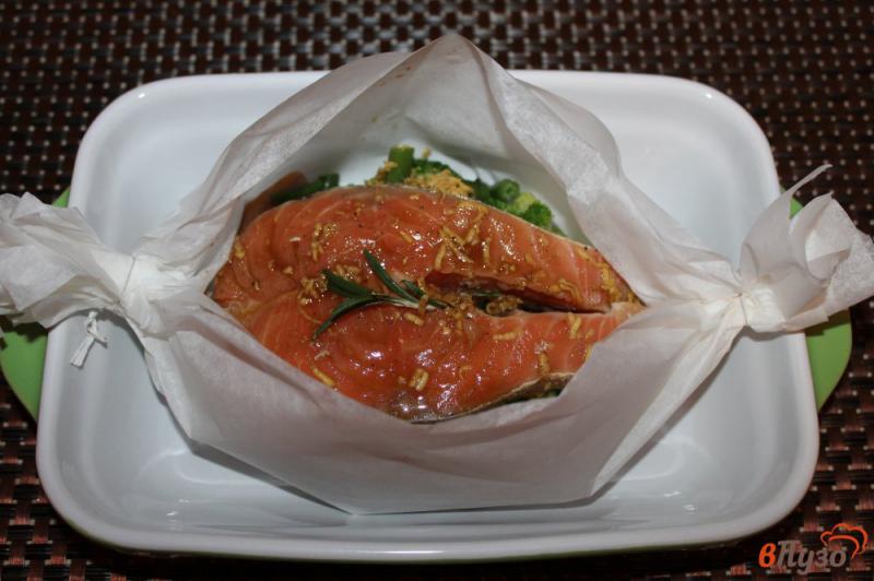 Фото приготовление рецепта: Запеченный стейк лосося в соево - имбирном маринаде с овощами шаг №7