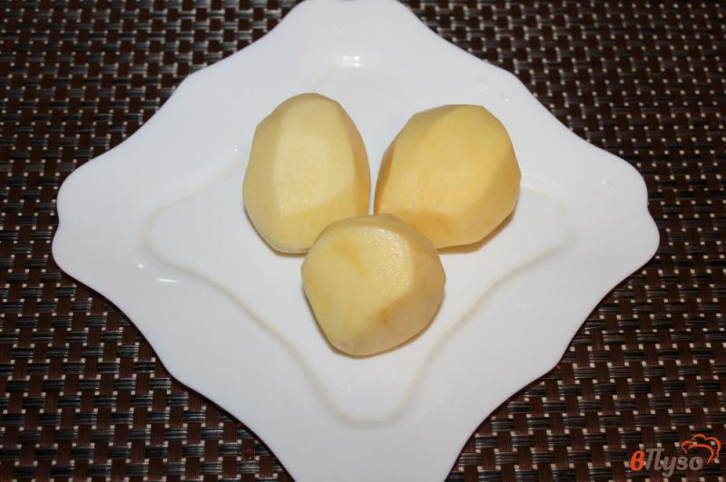 Фото приготовление рецепта: Домашние картофельные чипсы без масла в микроволновке шаг №1