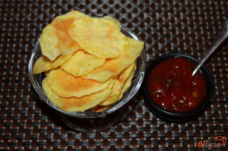 Фото приготовление рецепта: Домашние картофельные чипсы без масла в микроволновке шаг №7