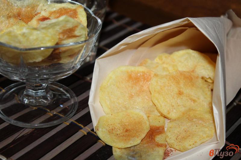 Фото приготовление рецепта: Домашние картофельные чипсы без масла в микроволновке шаг №6