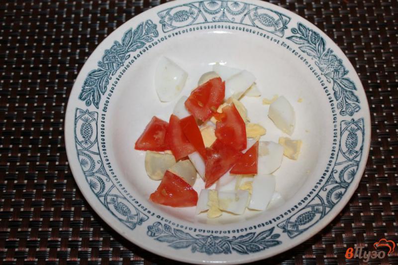 Фото приготовление рецепта: Салат из печени яиц и оливок шаг №3