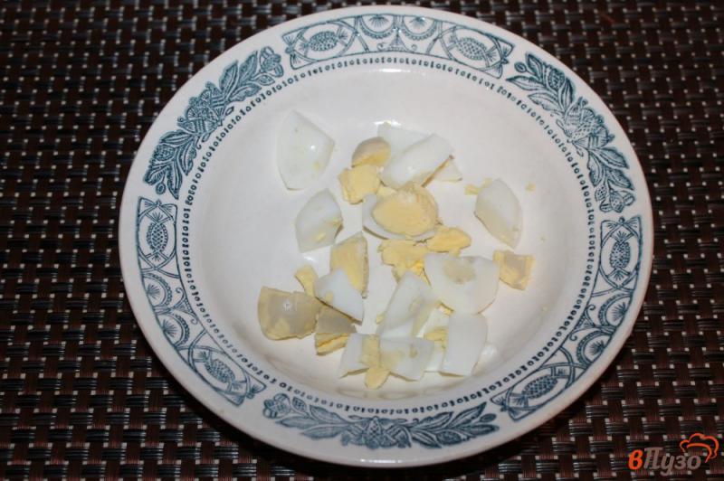 Фото приготовление рецепта: Салат из печени яиц и оливок шаг №2