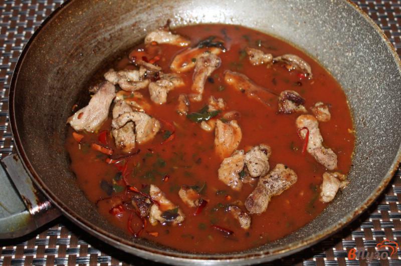 Фото приготовление рецепта: Спагетти с мясом в остром соусе шаг №6