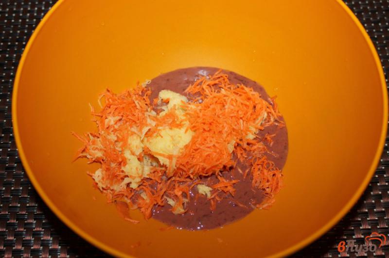 Фото приготовление рецепта: Печеночные оладьи с морковью и картофелем шаг №3