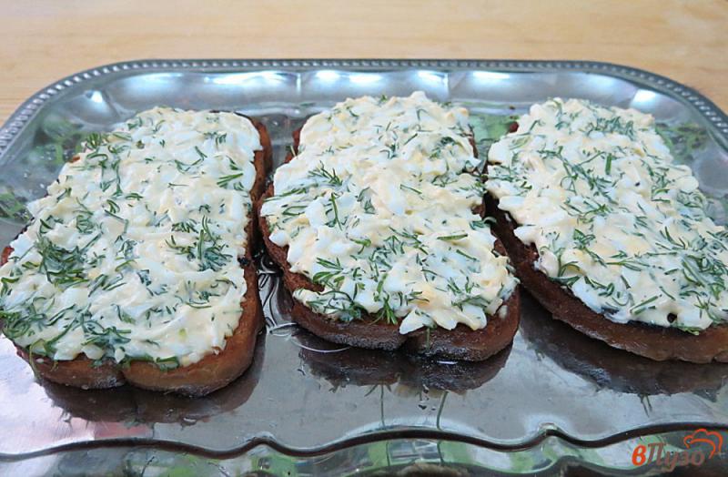 Фото приготовление рецепта: Гренки из батона с яйцом и зеленью шаг №11