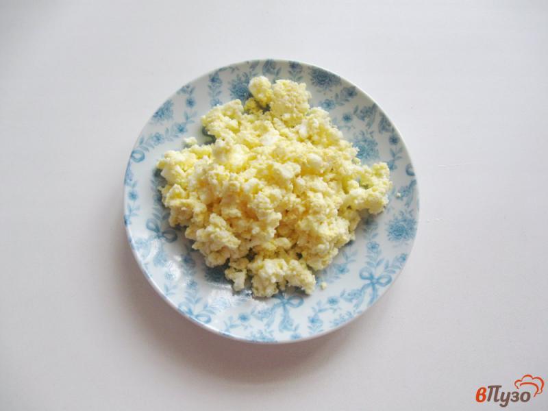 Фото приготовление рецепта: Паштет из сардины с яйцами и луком шаг №2
