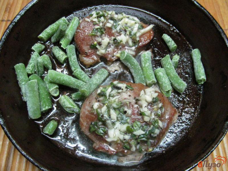 Фото приготовление рецепта: Свиные отбивные с фасолью под сливочным соусом шаг №3