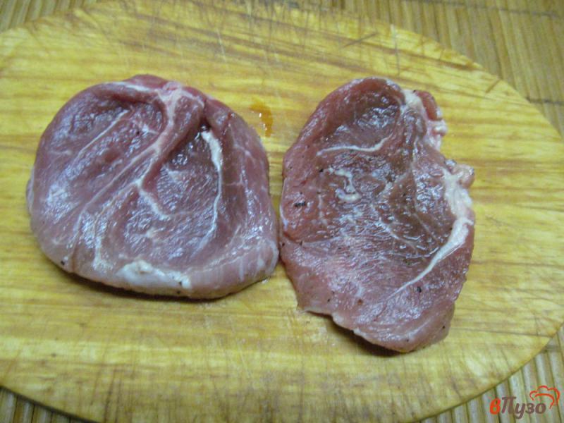 Фото приготовление рецепта: Свиные отбивные с фасолью под сливочным соусом шаг №1