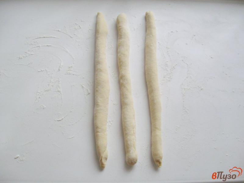 Фото приготовление рецепта: Сладкая плетенка из трех жгутов шаг №2