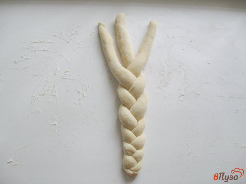 Фото приготовление рецепта: Сладкая плетенка из трех жгутов шаг №5