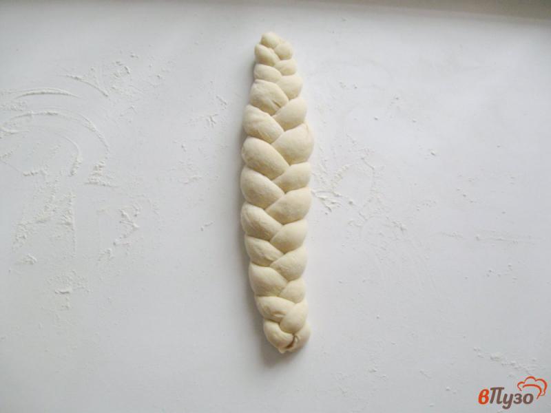 Фото приготовление рецепта: Сладкая плетенка из трех жгутов шаг №7