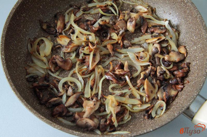 Фото приготовление рецепта: Картофельная запеканка с грибами и сыром шаг №3