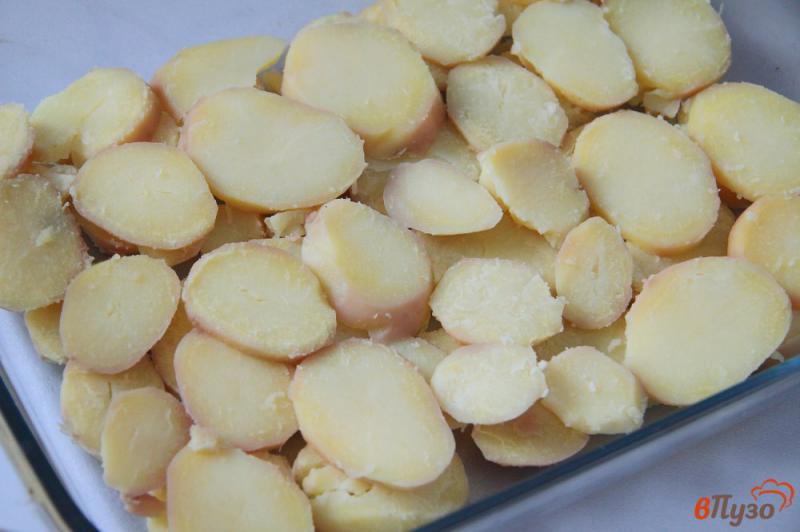 Фото приготовление рецепта: Картофельная запеканка с грибами и сыром шаг №4
