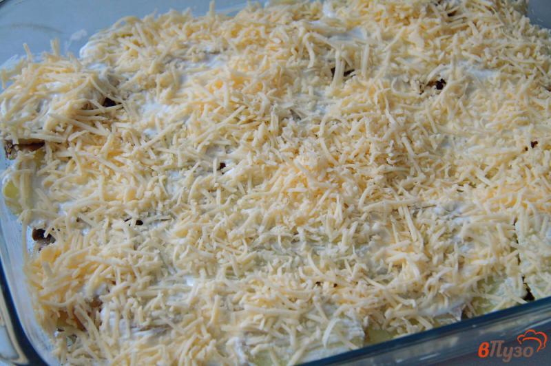 Фото приготовление рецепта: Картофельная запеканка с грибами и сыром шаг №7