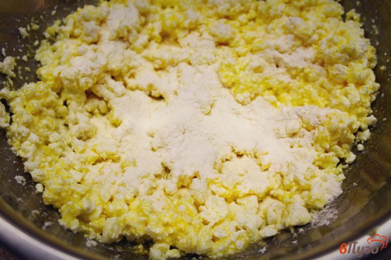 Фото приготовление рецепта: Сырники на желтках с арахисом и фиником шаг №3