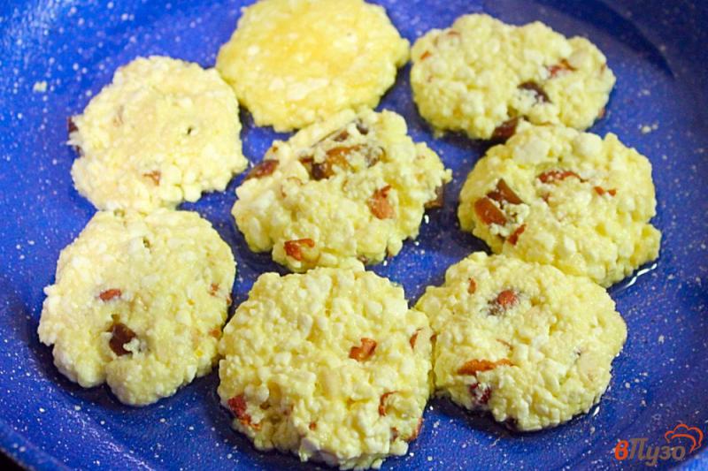 Фото приготовление рецепта: Сырники на желтках с арахисом и фиником шаг №5