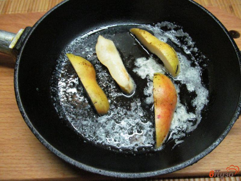 Фото приготовление рецепта: Творожная запеканка с грушей и малиновым соусом шаг №6