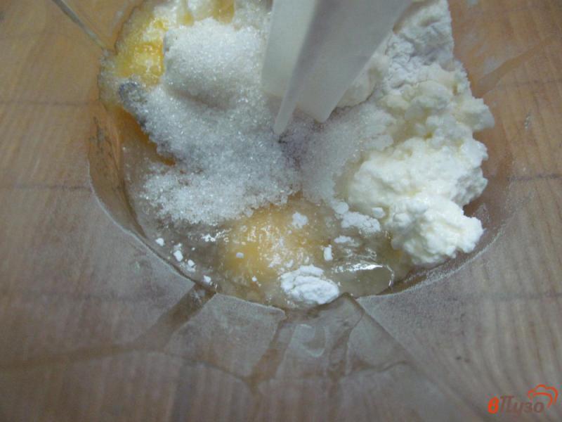 Фото приготовление рецепта: Творожная запеканка с грушей и малиновым соусом шаг №2