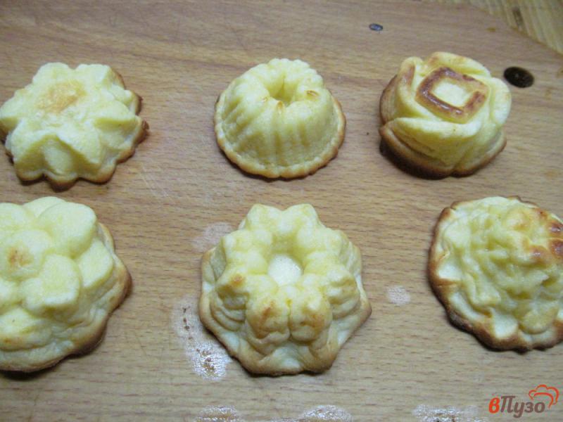 Фото приготовление рецепта: Творожная запеканка с грушей и малиновым соусом шаг №4