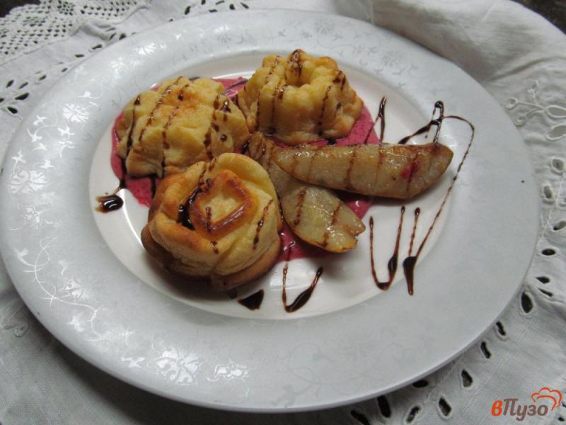 Фото приготовление рецепта: Творожная запеканка с грушей и малиновым соусом шаг №7