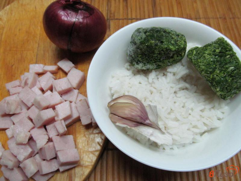 Фото приготовление рецепта: Рисовые котлеты со шпинатом и бужениной шаг №1