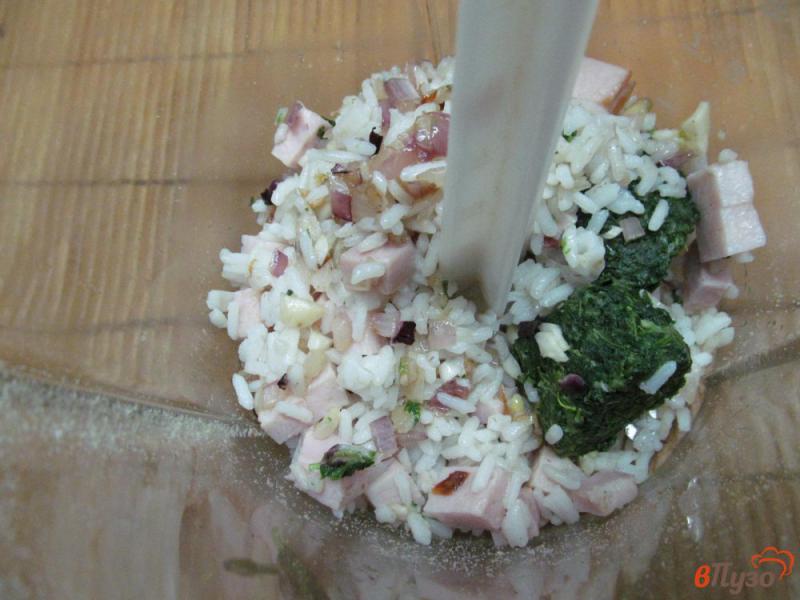 Фото приготовление рецепта: Рисовые котлеты со шпинатом и бужениной шаг №4