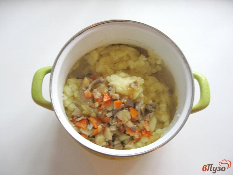 Фото приготовление рецепта: Картофельное пюре с грибами шаг №5