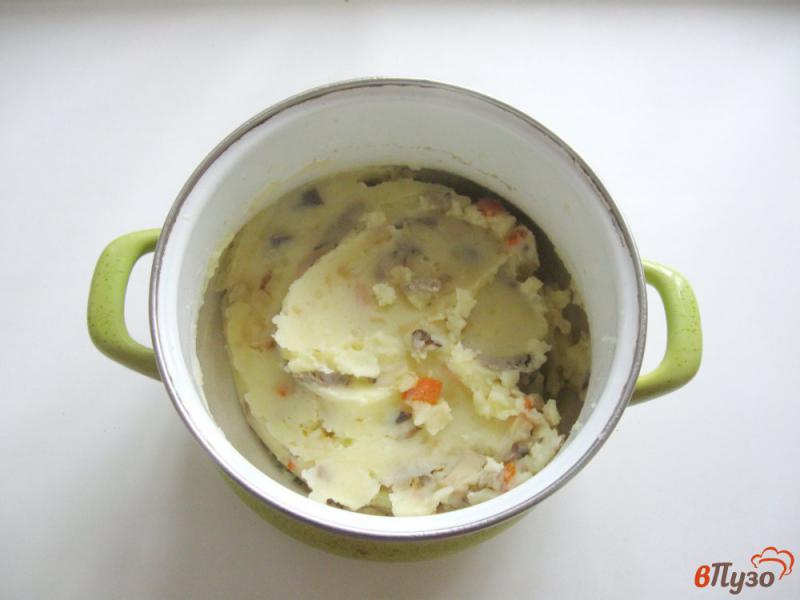 Фото приготовление рецепта: Картофельное пюре с грибами шаг №6