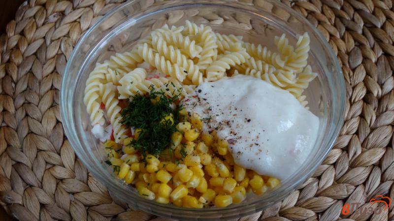 Фото приготовление рецепта: Салат из крабовых палочек с макаронами шаг №3