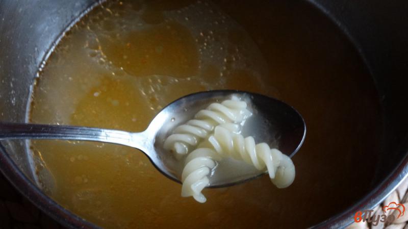 Фото приготовление рецепта: Суп с форелью и макаронами шаг №6