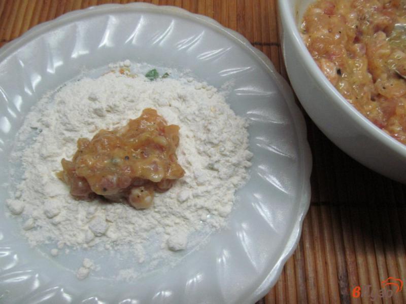Фото приготовление рецепта: Крокеты из мяса курицы и свинины с соусом шаг №4