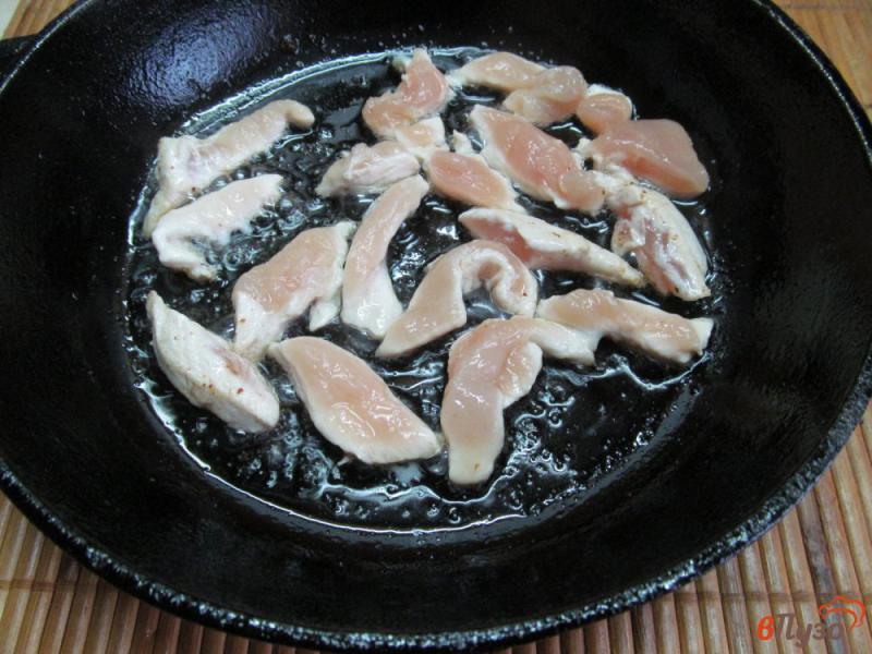 Фото приготовление рецепта: Курица с пастой и овощами шаг №2