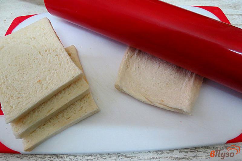 Фото приготовление рецепта: Корзиночки из тостерного хлеба сколбасой и сыром шаг №6
