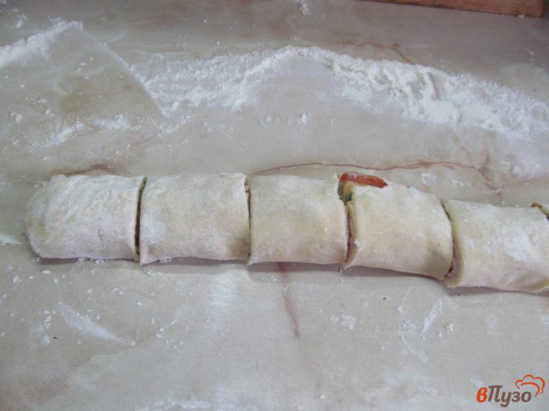 Фото приготовление рецепта: Пирожки из слоеного теста с начинкой шаг №4
