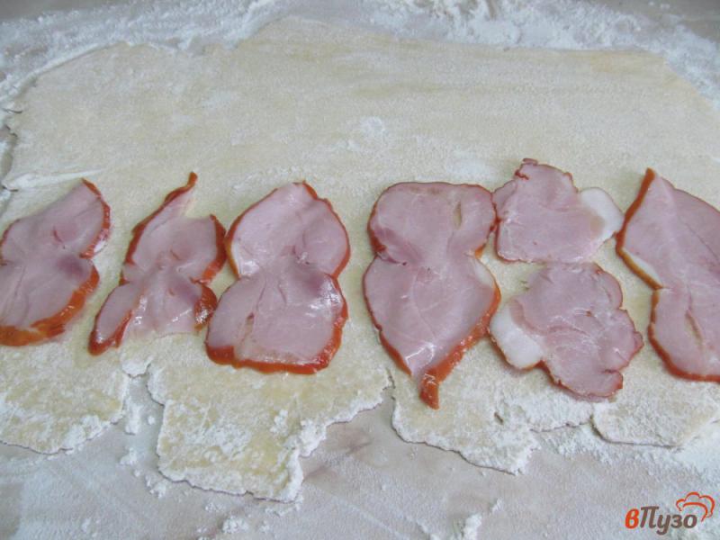 Фото приготовление рецепта: Пирожки из слоеного теста с начинкой шаг №2