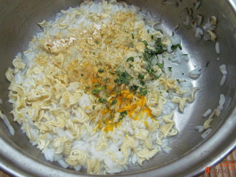 Фото приготовление рецепта: Рис с вермишелью мивина и яйцом шаг №3