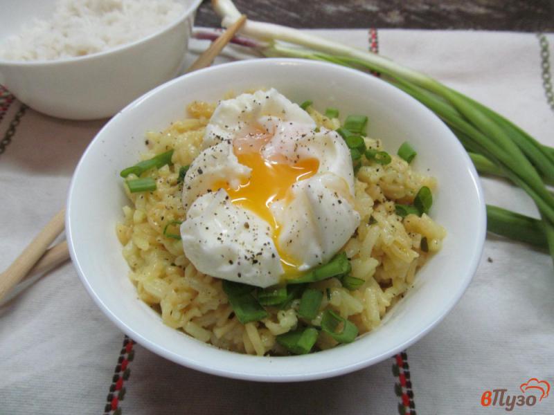 Фото приготовление рецепта: Рис с вермишелью мивина и яйцом шаг №5